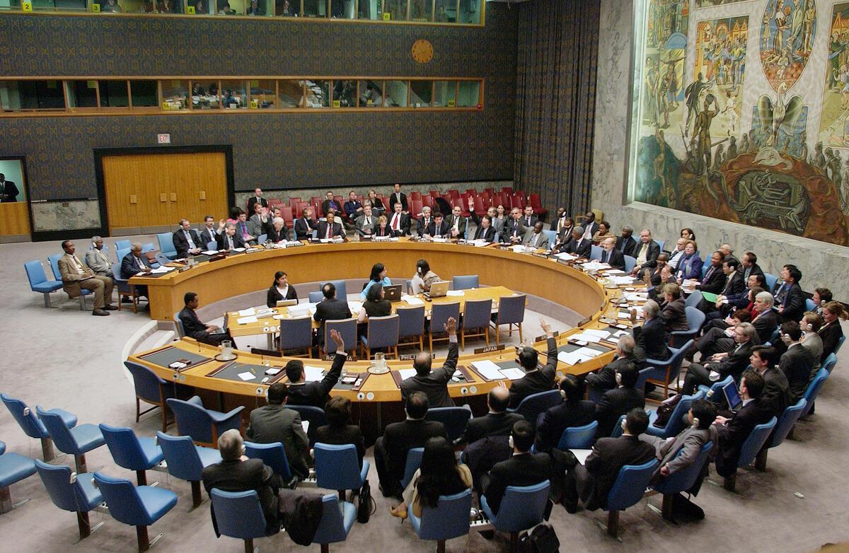 Adoption par le Conseil de sécurité de l’Organisation des Nations Unies de la résolution 1593 (205) de 2005 décidant de déférer la situation au Darfour au Bureau du Procureur de la CPI.  Crédit : Nations Unies/Even Schneider