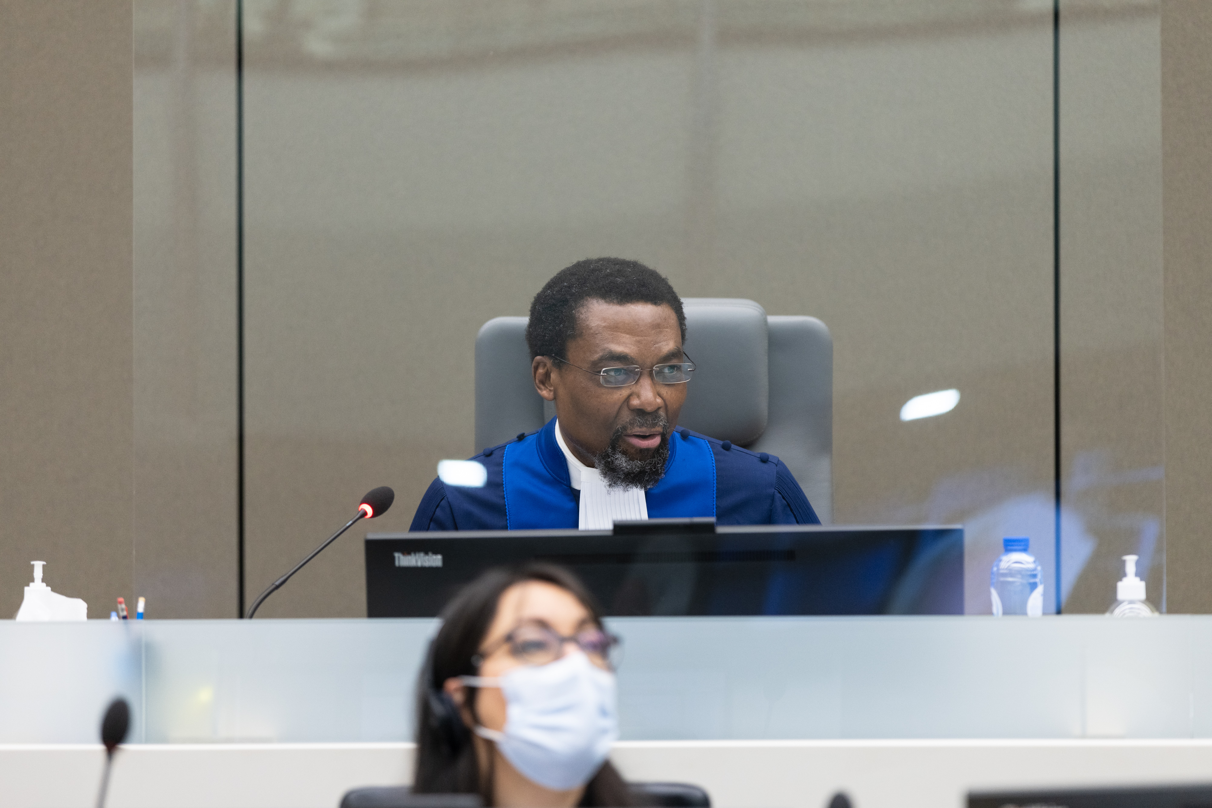 Le juge de la CPI Chile Eboe-Osuji, juge président de cet appel, lisant le résumé de l'arrêt en appel dans l'affaire Gbagbo et Blé Goudé © ICC-CPI