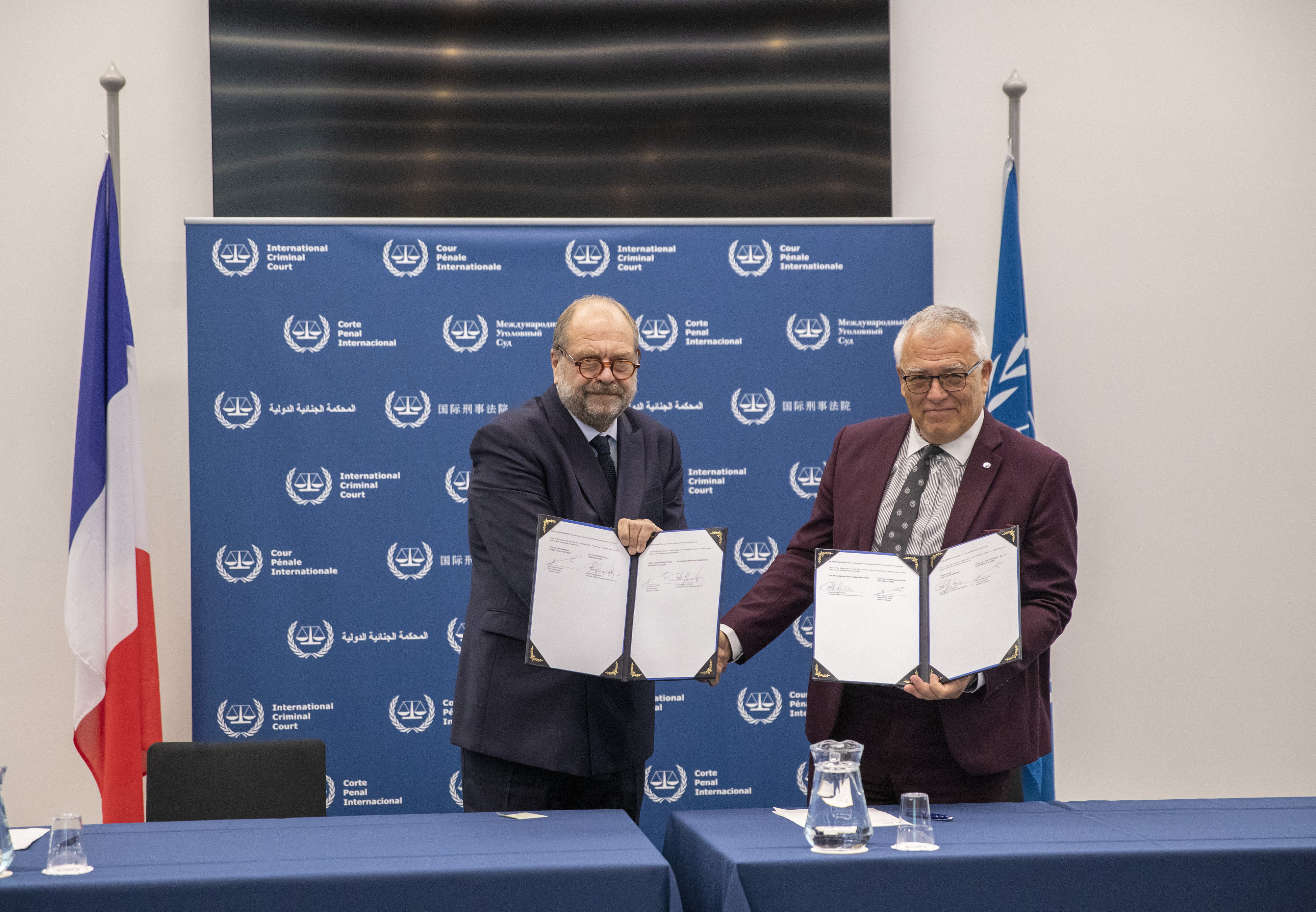 Le Ministre de la Justice de la République française, S.E. M. Éric Dupond-Moretti, et le Président de la CPI, M. le juge Piotr Hofmański, signant un accord sur l'exécution des peines le 11 octobre 2021 ©ICC-CPI