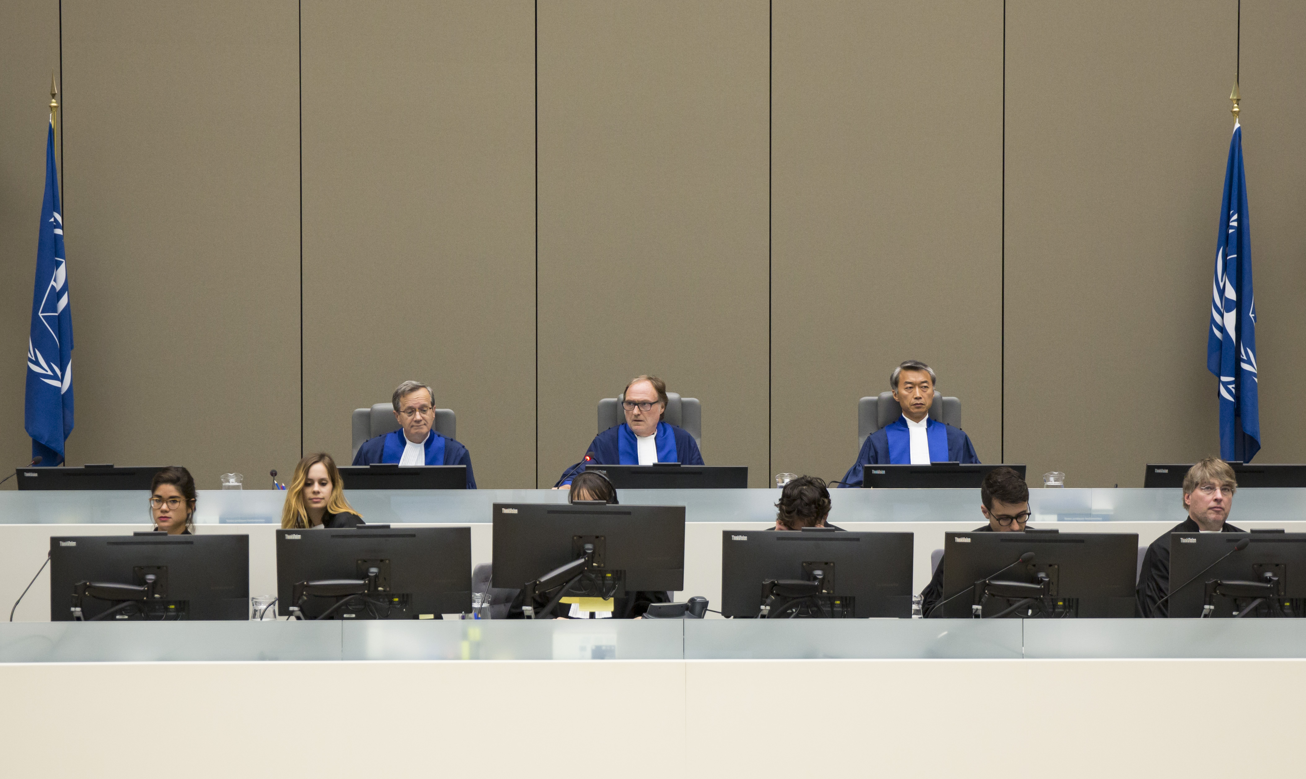 Les juges de la Chambre préliminaire II de la CPI, M. le juge Cuno Tarfusser, président, (au centre) M. le juge Chang-ho Chung (à droite) et M. le juge Marc Perrin de Brichambaut (à gauche), lors de l'audience du 6 juillet 2017 à La Haye, aux Pays-Bas. ©ICC-CPI 