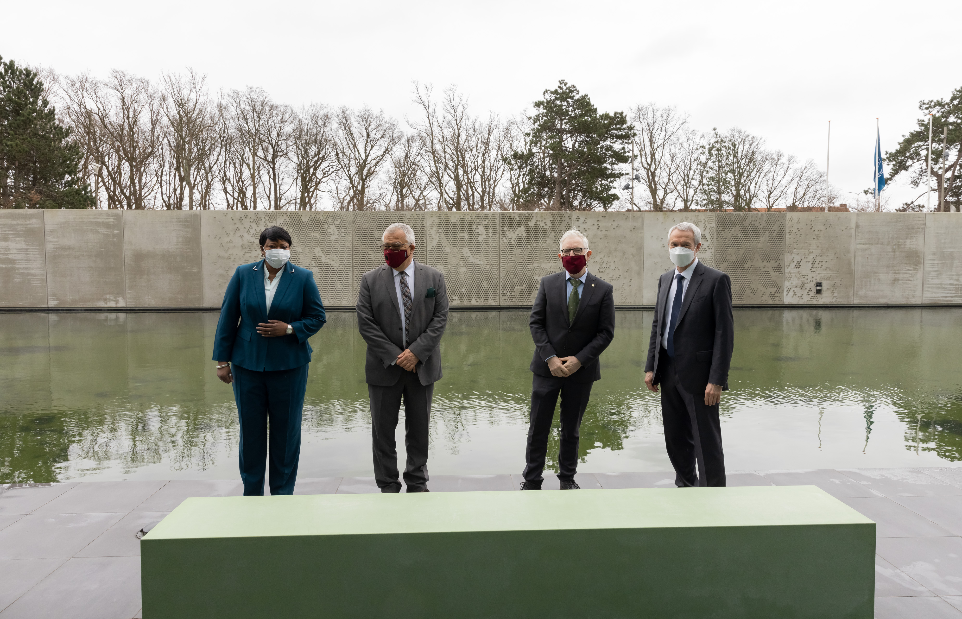 Le Procureur de la CPI, Mme Fatou Bensouda,, le Président de la CPI, M. le juge Piotr Hofmański, S.E. Kevin Kelly, Ambassadeur d'Irlande aux Pays-Bas, et le Greffier de la CPI, M. Peter Lewis, avec l'œuvre d’art offerte à la CPI par le Gouvernement de l’Irlande ©ICC-CPI