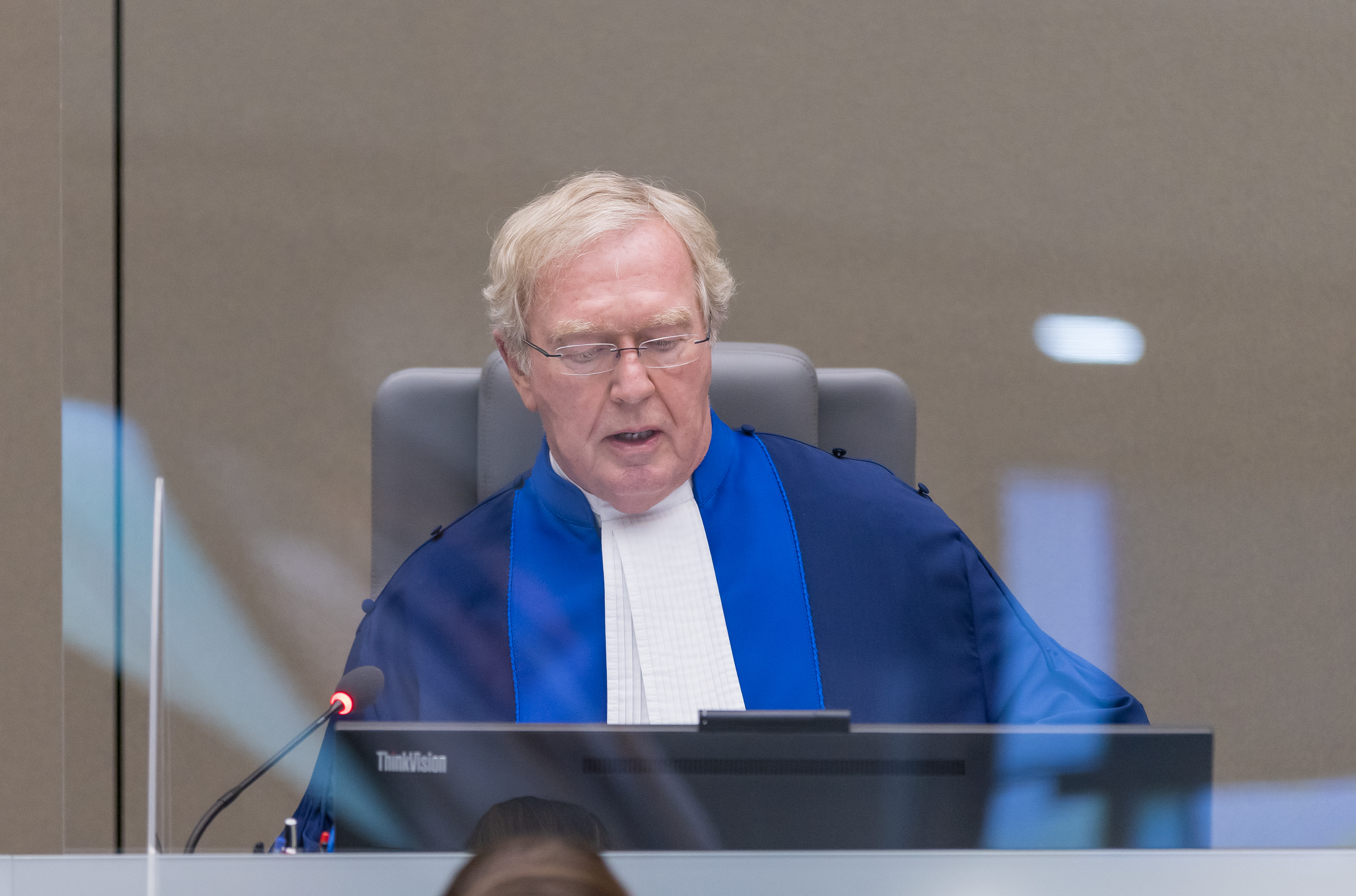 Le juge de la CPI Howard Morrison, juge président dans ces appels, lisant le résumé des arrêts en appel sur le verdict et la peine dans l'affaire Ntaganda ©ICC-CPI