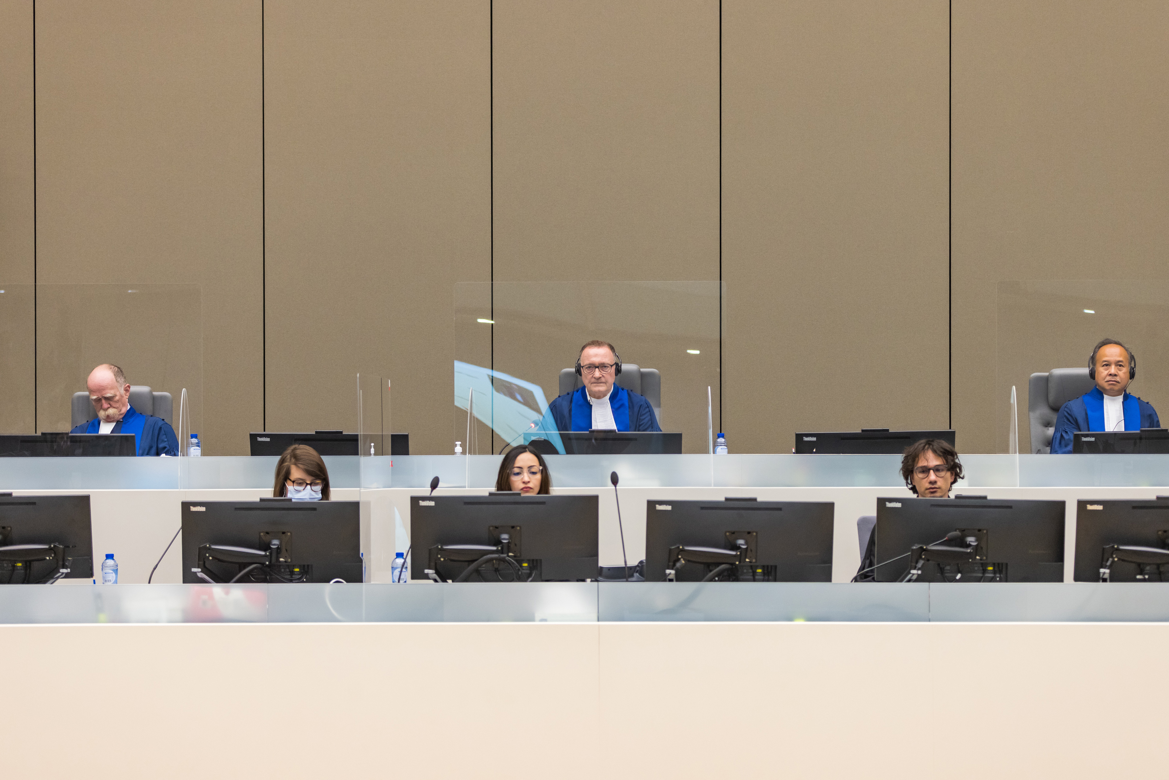 Les juges de la Chambre de première instance IX de la CPI prononçant la peine à l'encontre de Dominic Ongwen le 6 mai 2021 ©ICC-CPI