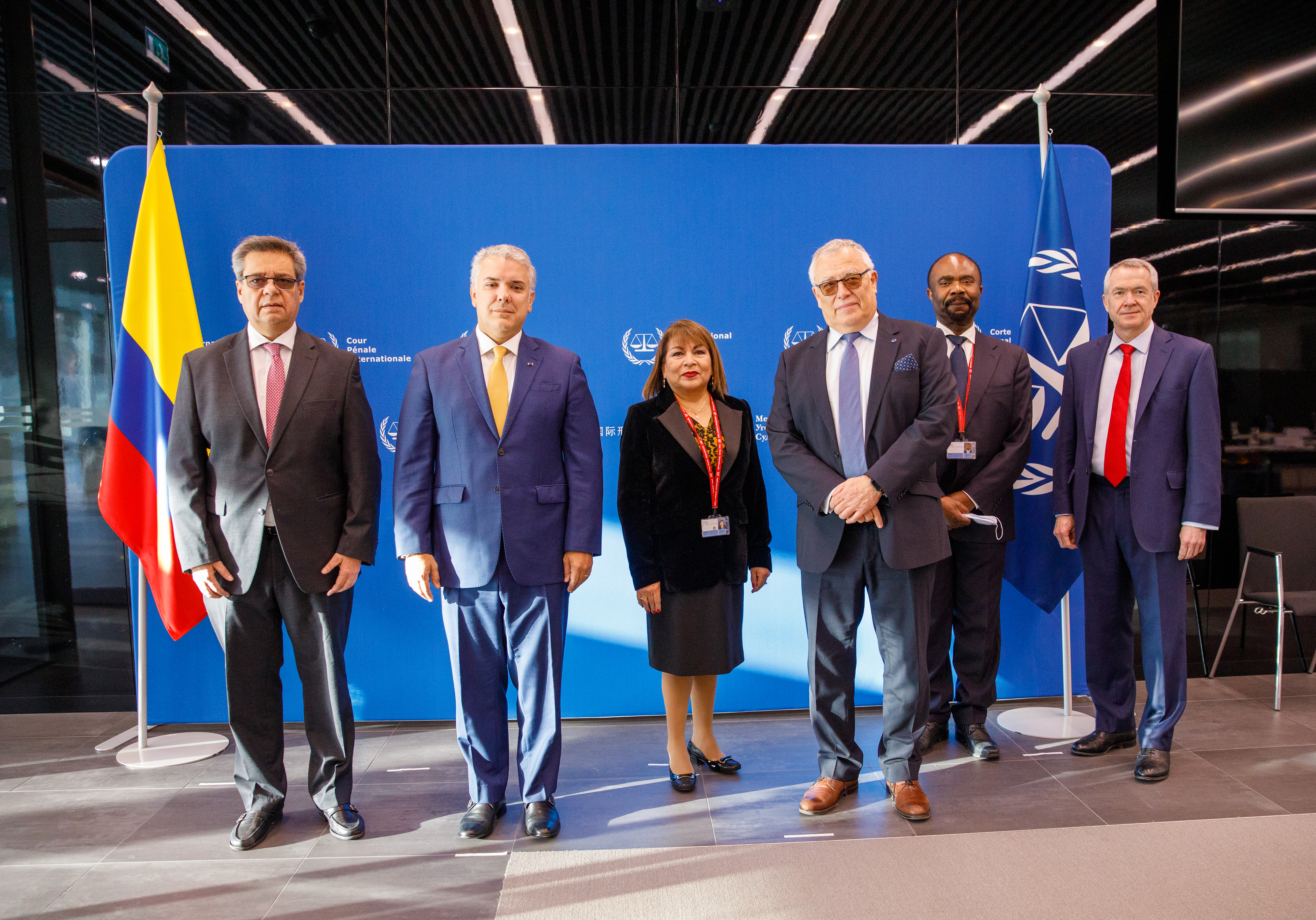(De gauche à droite) L'Ambassadeur de Colombie aux Pays-Bas, Son Excellence M. Fernando Antonio Grillo Rubiano, le Président de la Colombie, S.E. M. Iván Duque Márquez, le premier vice-président de la CPI, la juge Luz del Carmen Ibáñez Carranza, le Président, le juge Piotr Hofmański, le second vice-président, le juge Antoine Kesia-Mbe Mindua, et le Greffier, Peter Lewis, le 17 février 2