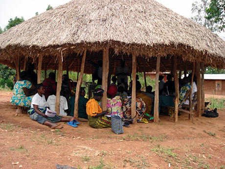 La salle du village d’Iga Barrière a servi de cadre le samedi 13 septembre 2008 à une première réunion d’information sur la CPI en faveur de 46 femmes victimes de violences sexuelles lors des conflits armés qui ont secoué cette localité (de 3500 habitants) située à 48 km au sud-ouest de Bunia, en Ituri. Cette rencontre est le fruit de la collaboration de la Cour avec les relais commun
