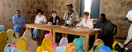 Le Greffier et des représentatns de la CPI rencontrent des groupes de femmes dans un camp de réfugiés à l'Est du Tchad ©ICC-CPI