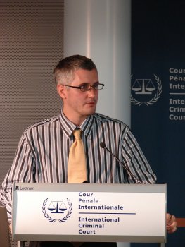 Mr. Patrick Vinck presenting the ICC-OTP Guest Lecture at the interim seat of the Court on 28 September 2008.