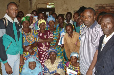Les représentants de l'Unité de sensibilisation en RDC avec les responsables communautaires au quartier Sukisa à Bunia