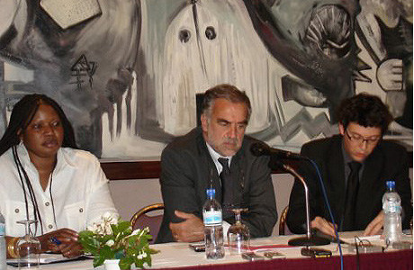 De gauche à droite: Mme Fatou Bensouda, Procureure adjointe chargée des poursuites, M. Luis Moreno Ocampo, Procureur en chef. © ICC-CPI
