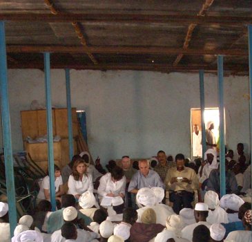 Le Greffier, M. Bruno Cathala, rencontre des réfugiés du camp Farchana, au Tchad. © Photo ICC-CPI