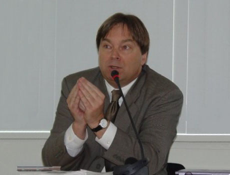 Mr. Douglas A. Johnson presenting the ICC-OTP Guest Lecture at the interim seat of the Court on 24 March 2005.