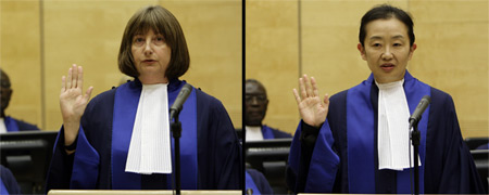 Judges Silvia Fernández de Gurmendi and Kuniko Ozaki swear an oath during their solemn undertaking as new ICC judges©ICC-CPI/AP