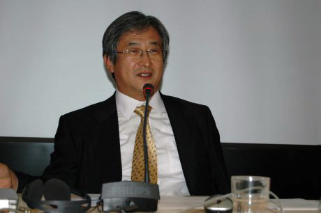 Judge O-Gon Kwon presenting the ICC-OTP Guest Lecture at the interim seat of the Court on 19 September 2007.