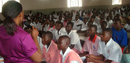 Outreach staff explains the mandate of the court to children in Gulu district, northern Uganda ©ICC-CPI