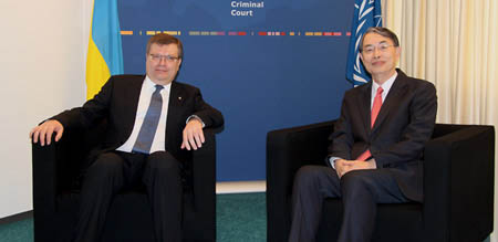 The Minister for Foreign Affairs of Ukraine, H.E. Mr Kostyantyn Gryshchenko, and the ICC President, Judge Sang-Hyun Song, at the seat of the Court in The Hague © ICC-CPI
