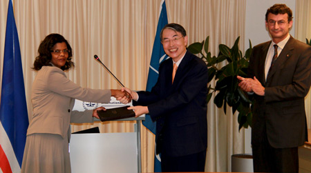 ICC President Sang-Hyun Song, in the presence of ASP Vice-President, H.E. Ambassador Markus Börlin, presents Cape Verde’s Ambassador, H.E. Ms Mascarenhas, with a special edition of the Rome Statute © ICC-CPI 