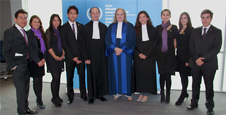 ICC Judge Sylvia Steiner (Presiding Judge, center) and ICC legal officers Alejandro Kiss and Ania Salinas Cerda with the winners of the ICC Moot Court Competition – Spanish Edition, representing the University del Rosario (Colombia) © ICC-CPI