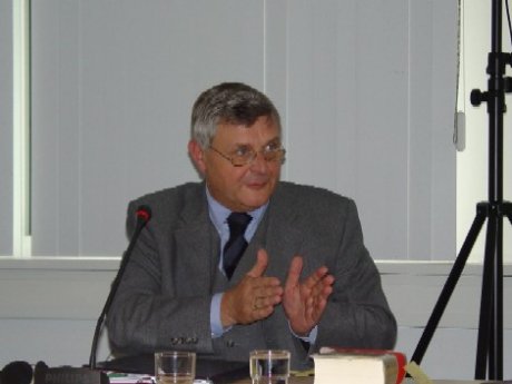 Judge Wolfgang Schomburg presenting the ICC-OTP Guest Lecture at the interim seat of the Court on 18 April 2005.