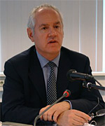 Mr. Ken Macdonld presenting the ICC - OTP Guest Lecture at the interim seat of the Court on 31 January 2005.
