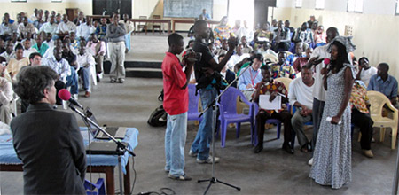 At a town-hall-style meeting in Bunia on 5 June 2010, the ICC Registrar responds to a woman's concerns about what the Court can do for victims of sexual violence in Ituri ©ICC-CPI