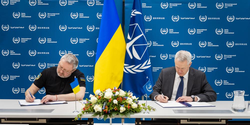 Le Procureur général d'Ukraine Andriy Kostin et le Greffier de la CPI Peter Lewis lors de la signature  de l'accord le 23 mars 2023 à La Haye (Pays-Bas) ©ICC-CPI