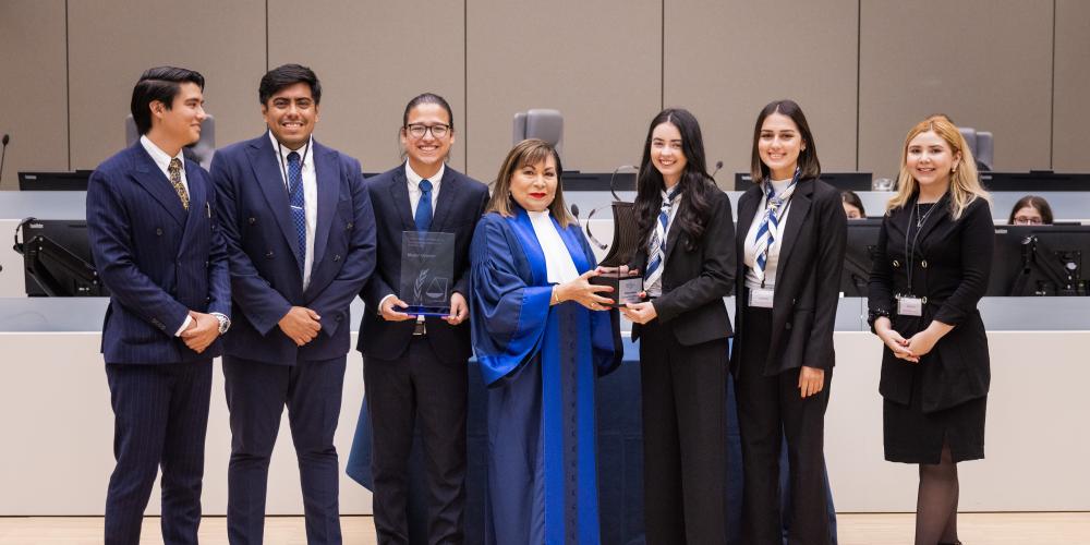 Sur la photo: Mme la juge Luz del Carmen Ibáñez Carranza, Juge présidente, avec l’équipe lauréate ©ICC-CPI