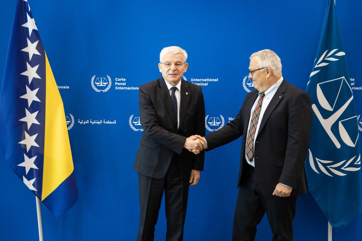 Le Président du collège présidentiel de Bosnie-Herzégovine S.E. Šefik Džaferović et le Président de la CPI, le Juge Piotr Hofmański le 26 avril 2022 ©ICC-CPI