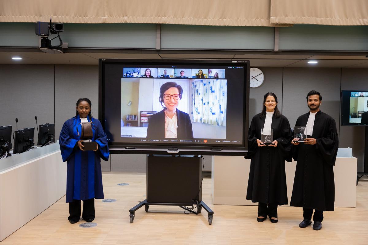 Sur la photo: Mme la juge Althea Violet Alexis-Windsor, et les juristes Cynthia Chamberlain et Farhaan Ahmed, avec l’équipe lauréate  ©ICC-CPI