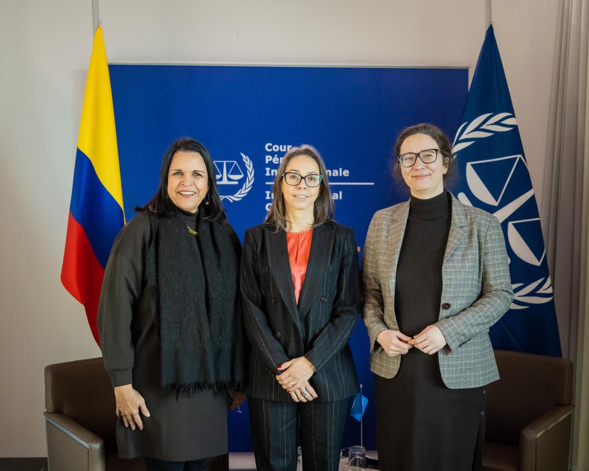 Photo : Mme Minou Tavárez Mirabal, présidente du Conseil de direction du Fonds au profit des victimes de la CPI (à gauche), Son Excellence Mme Carolina Olarte-Bácares, ambassadrice de la Colombie au Royaume des Pays-Bas (au centre) et Mme Franziska Eckelmans, directrice exécutive par intérim (à droite).
