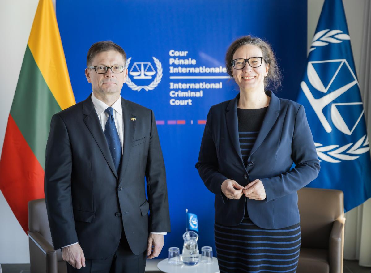 Photo : Son Excellence M. H.E. Neilas Tankevičius, ambassadeur de la Lituanie au Royaume des Pays-Bas (à gauche), et Mme Franziska Eckelmans, directrice exécutive par intérim (à droite)