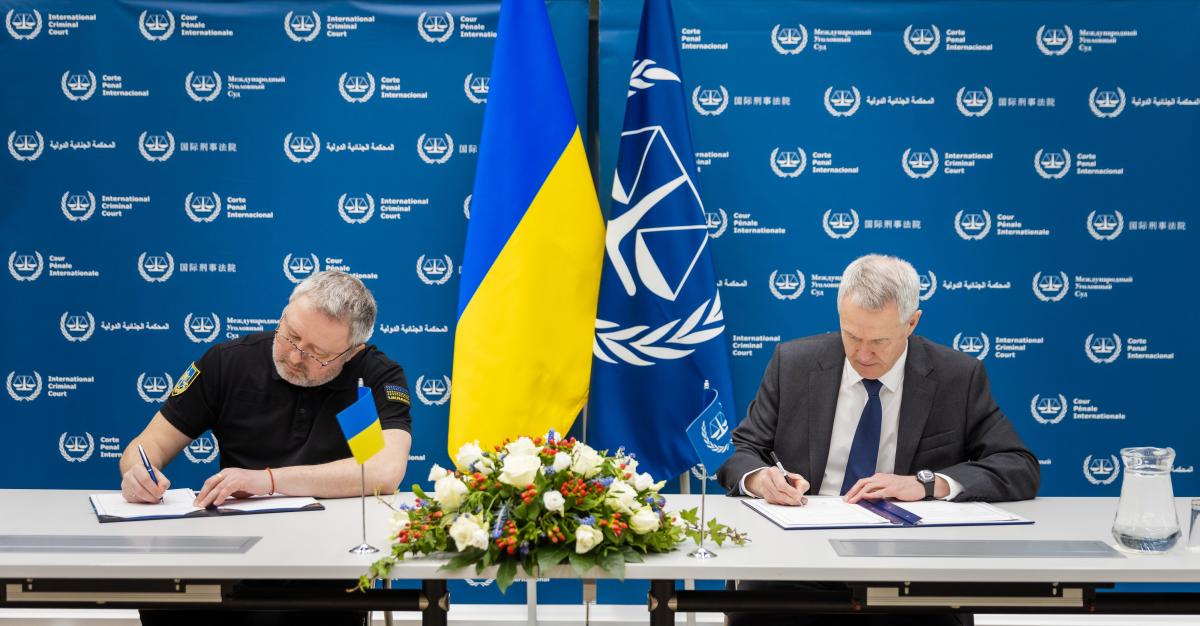 Le Procureur général d'Ukraine Andriy Kostin et le Greffier de la CPI Peter Lewis lors de la signature  de l'accord le 23 mars 2023 à La Haye (Pays-Bas) ©ICC-CPI