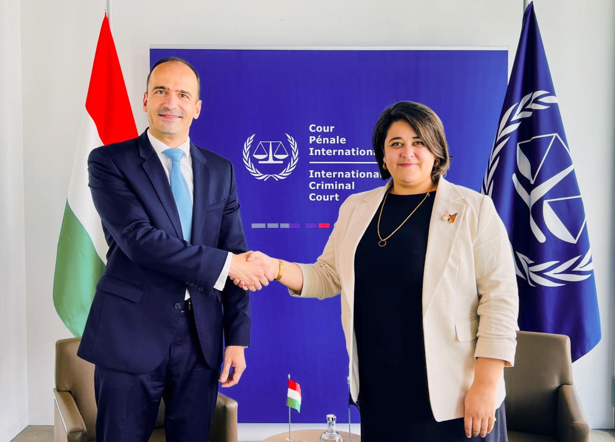 Photo : S.E. András Kocsis, ambassadeur de Hongrie auprès du Royaume des Pays Bas, et Mme Deborah Ruiz Verduzco, Directrice exécutive du Fonds au profit des victimes de la Cour pénale internationale.