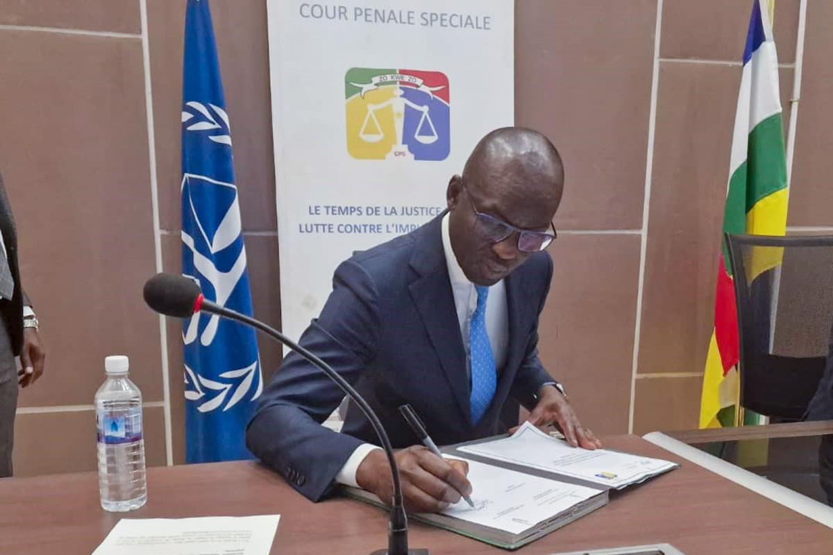 Le Procureur adjoint Niang signe le mémorandum d'accord avec la Cour pénale spéciale de la République centrafricaine le 21 novembre 2023.