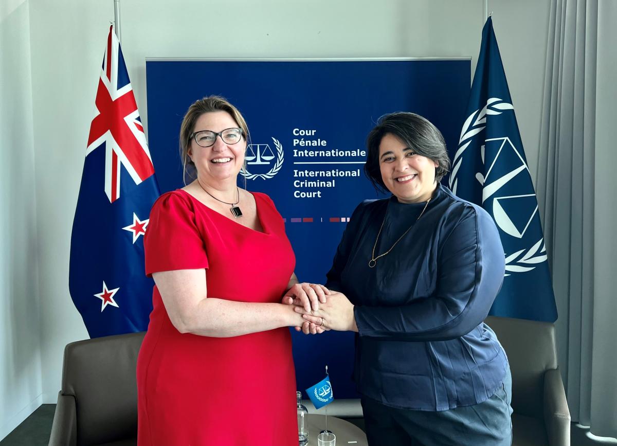 Photo : S.E. Susannah Gordon, Ambassadeur de Nouvelle-Zélande auprès du Royaume des Pays-Bas avec Deborah Ruiz Verduzco, Directrice exécutive du Fonds  au profit des victimes à la Cour pénale internationale.