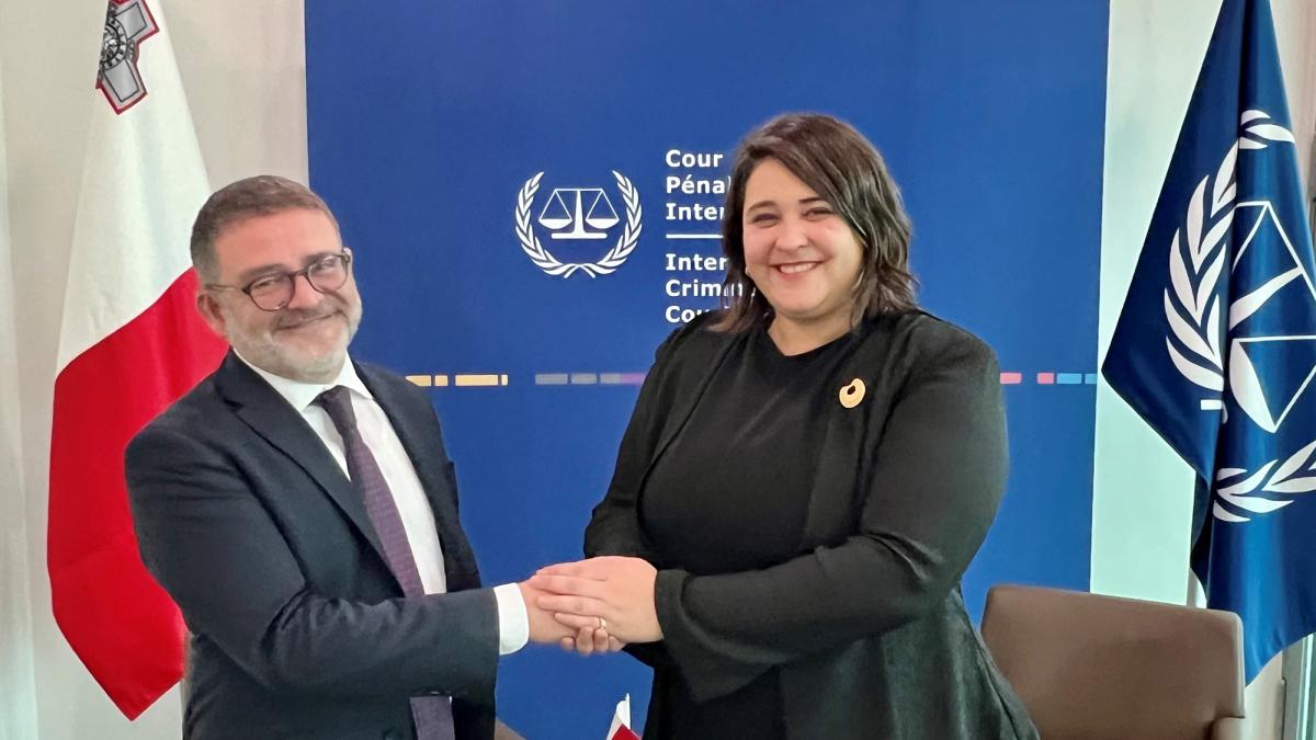 Photo : S.E. Mark Anthony Pace, Ambassadeur de la République de Malte auprès du Royaume des Pays-Bas avec Deborah Ruiz Verduzco, Directrice exécutive du Fonds au profit des victimes à la Cour pénale internationale.