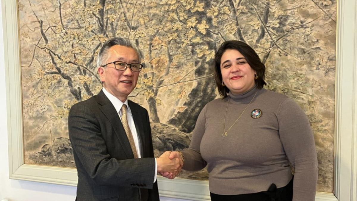 Photo : S.E. Hiroshi Minami, Ambassadeur du Japon auprès du Royaume des Pays-Bas et Dr. Deborah Ruiz Verduzco, Directrice exécutive du Fonds au profit des victimes à la Cour pénale internationale.