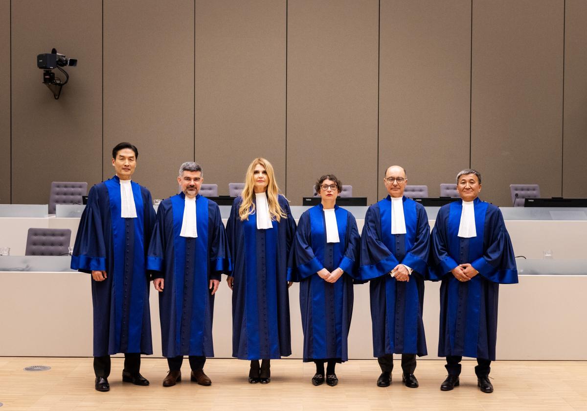 De gauche à droite : les nouveaux juges de la CPI M. Keebong Paek (République de Corée), M. Nicolas Guillou (France), Mme Iulia Motoc (Roumanie), Mme Beti Hohler (Slovénie), M. Haykel Ben Mahfoudh (Tunisie) et M. Erdenebalsuren Damdin (Mongolie) ©ICC-CPI