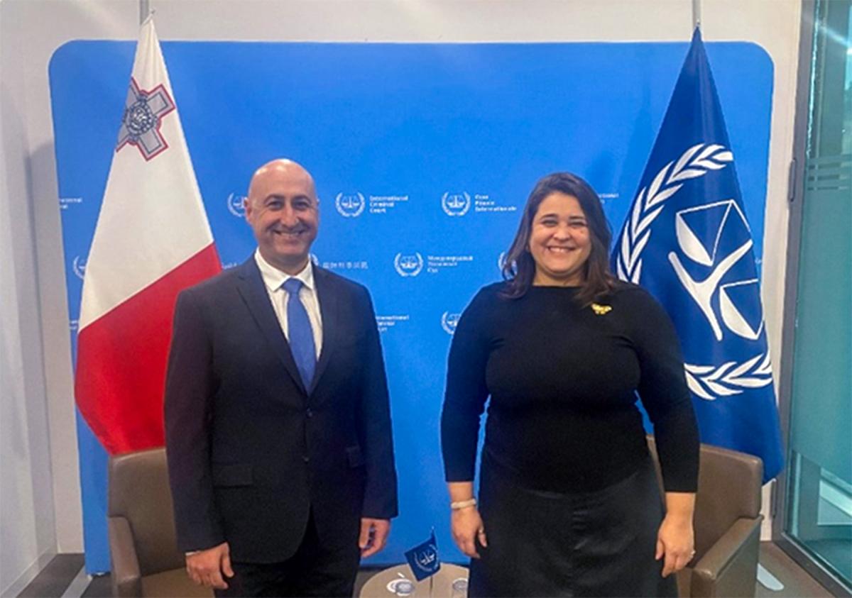 Photo : S.E. Jeffrey Curmi, Ambassadeur de Malte auprès du Royaume des Pays-Bas et Dr. Deborah Ruiz Verduzco, Directrice exécutive du Fonds au profit des victimes à la Cour pénale Internationale.