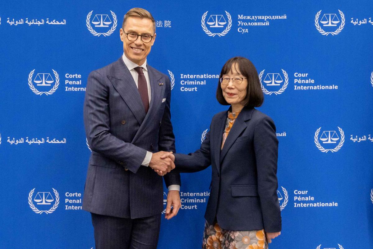 Le Président de la Finlande, S.E. M. Alexander Stubb, et la Présidente de la CPI, Mme la juge Tomoko Akane, le 12 décembre 2025