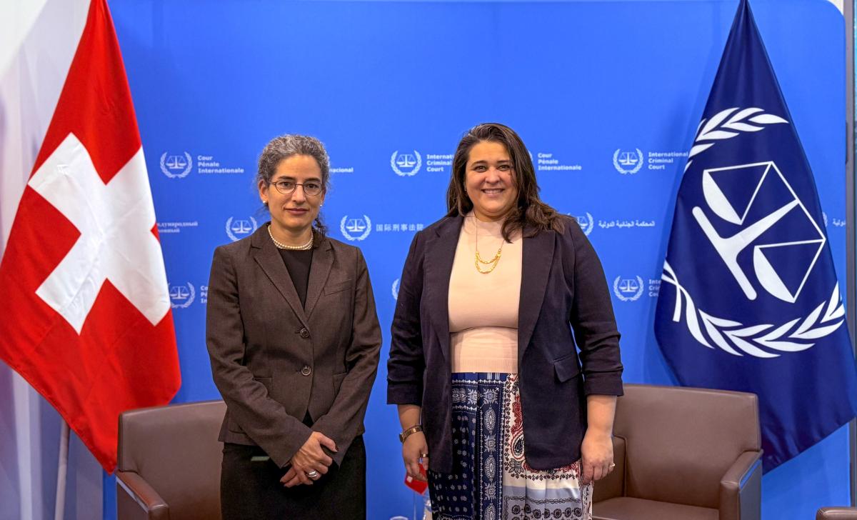 Photo: S. E. Corinne Cicéron Bühler, Ambassadrice de Suisse auprès du Royaume des Pays-Bas, et Dr Deborah Ruiz Verduzco, Directrice exécutive du Fonds au profit des victimes auprès de la CPI au nom du Conseil de direction, au siège de la CPI à La Haye, aux Pays-Bas, en janvier 2026