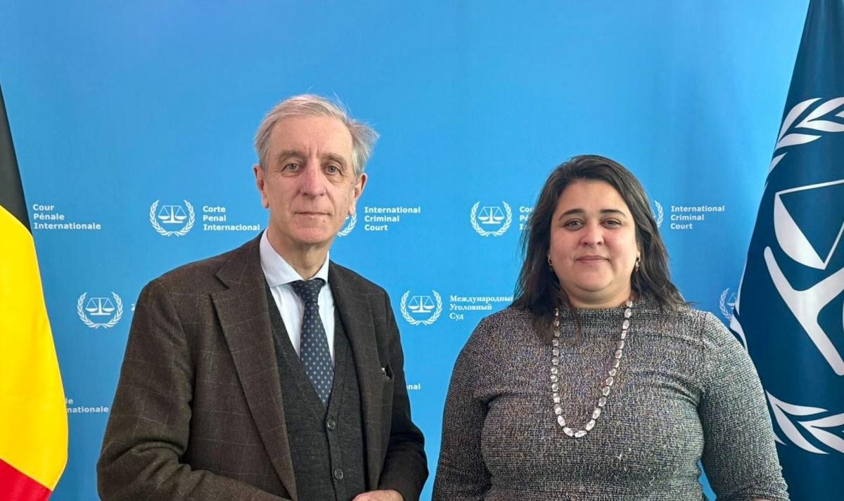 Photo : S.E. Olivier Belle, Représentant permanent du Royaume de Belgique auprès des Organisations internationales à La Haye, et la Dre Deborah Ruiz Verduzco, Directrice exécutive du Fonds au profit des victimes à la CPI, s’exprimant au nom du Conseil d’administration, au siège de la CPI à La Haye, aux Pays‑Bas
