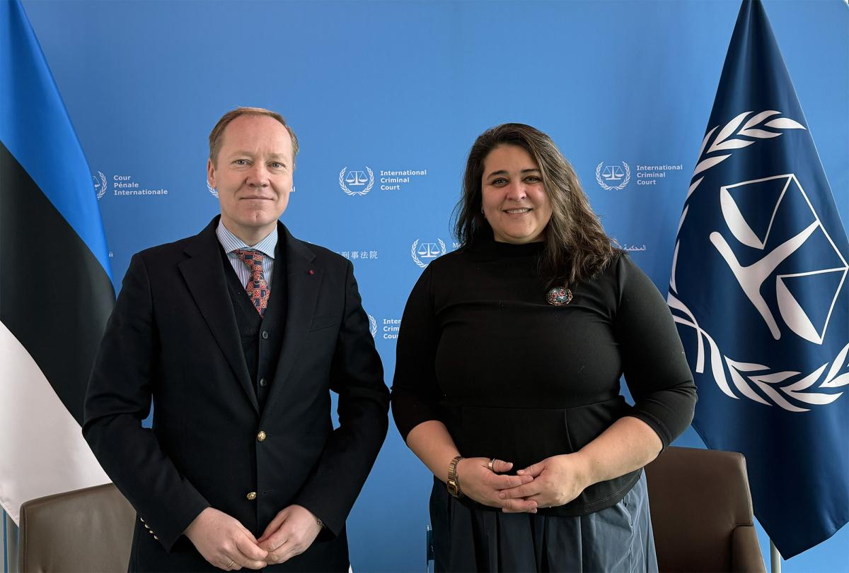 Photo : S. E. Paul Teesalu, Ambassadeur de l’Estonie auprès du Royaume des Pays-Bas, et la Dre Deborah Ruiz Verduzco, Directrice exécutive du Fonds au profit des victimes près la CPI, agissant au nom du Conseil de direction, au siège de la CPI à La Haye (Pays-Bas), en février 2026