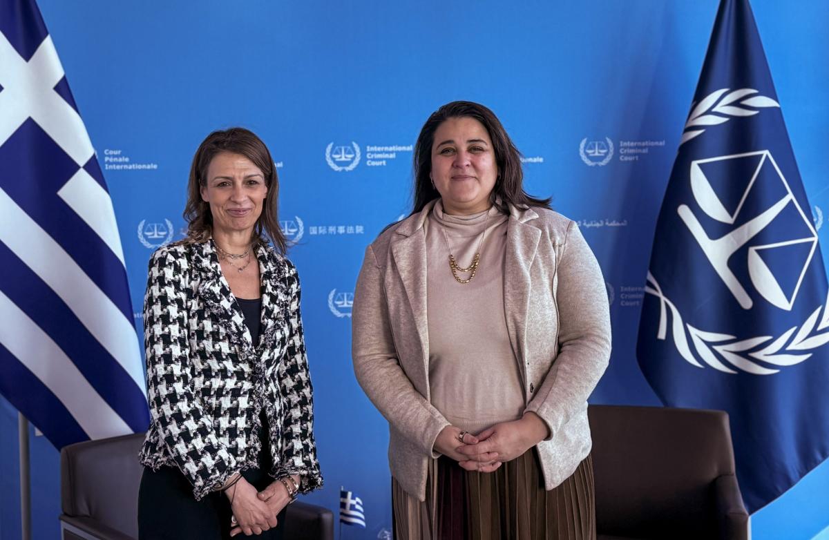 Photo : S. E. Caterina Ghini, Ambassadrice de la République hellénique auprès du Royaume des Pays-Bas, et la Dre Deborah Ruiz Verduzco, Directrice exécutive du Fonds au profit des victimes près la CPI, agissant au nom du Conseil de direction, au siège de la CPI à La Haye (Pays-Bas), en février 2026.