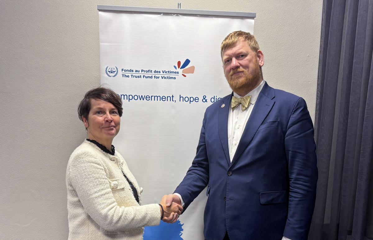 Mme Kaija Suvanto, Directrice générale des affaires juridiques au ministère des Affaires étrangères de la Finlande, et M. Andres Parmas, Président du Conseil de direction du Fonds au profit des victimes, lors de la 24ᵉ session de l’Assemblée des États parties à la CPI, tenue au World Forum à la Haye, aux Pays-Bas, en décembre 2025.