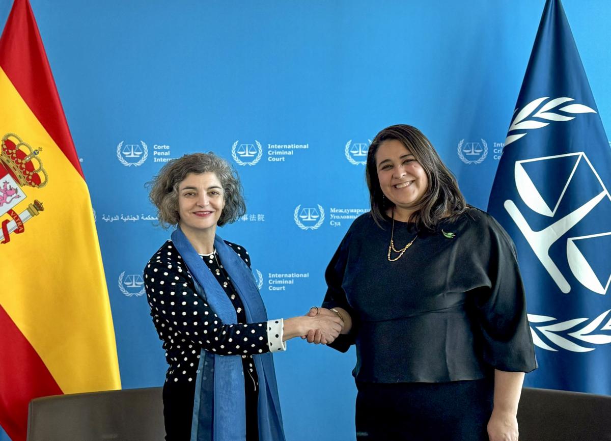 Photo : S. E. María Consuelo Femenia Guardiola, Ambassadrice du Royaume de l’Espagne auprès du Royaume des Pays‑Bas, et la Dre Deborah Ruiz Verduzco, Directrice exécutive du Fonds au profit des victimes près la CPI, agissant au nom du Conseil de direction, au siège de la CPI à La Haye (Pays-Bas), en février 2026.