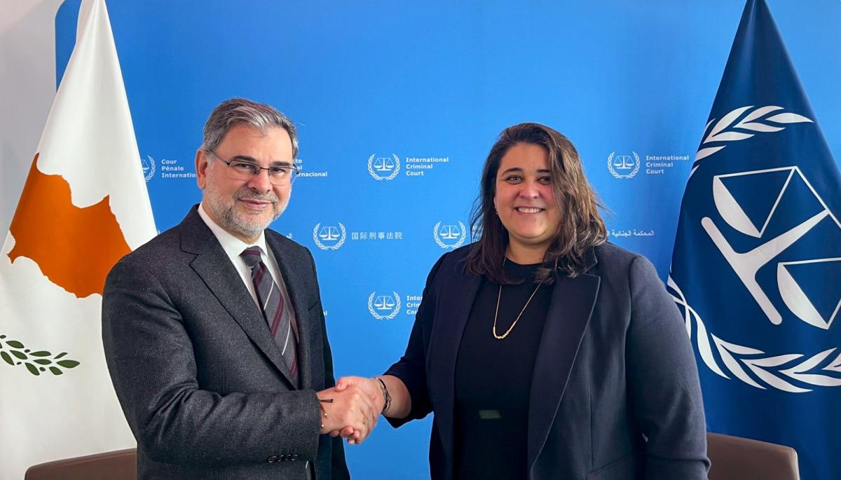 Photo : S. E. Spyros Attas, Ambassadeur de la République de Chypre auprès du Royaume des Pays‑Bas, et la Dre Deborah Ruiz Verduzco, Directrice exécutive du Fonds au profit des victimes près la CPI, agissant au nom du Conseil de direction, au siège de la CPI à La Haye (Pays-Bas), en décembre 2025.