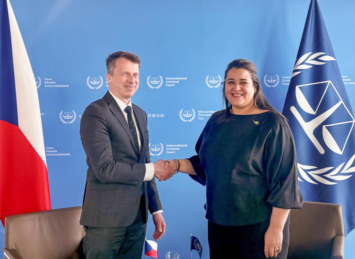 Photo : S. E. René Miko, Ambassadeur de la République tchèque auprès du Royaume des Pays‑Bas, et la Dre Deborah Ruiz Verduzco, Directrice exécutive du Fonds au profit des victimes près la CPI, agissant au nom du Conseil de direction, au siège de la CPI à La Haye (Pays-Bas), en février 2026.