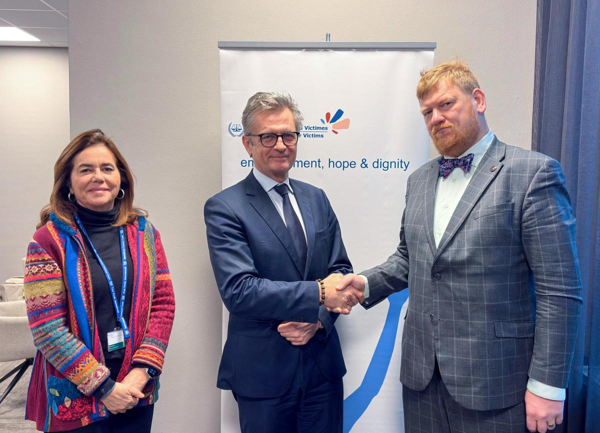 Photo : Mme Mônica Jacqueline Sifuentes, vice-présidente du Conseil de direction du FPV, S. E. Christian Wenaweser, Représentant permanent de la Principauté de Liechtenstein auprès des Nations Unies, et M. Andres Parmas, président du Conseil de direction du FPV, lors de la 24ᵉ session de l’Assemblée des États parties à la CPI, tenue au World Forum à la Haye, aux Pays-Bas, en décembre 2025.