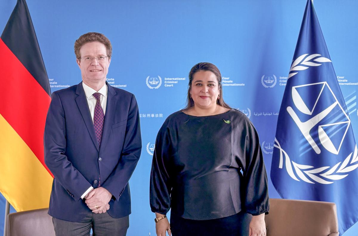 Photo : S. E. Nikolaus Meyer-Landrut, Ambassadeur d’Allemagne auprès du Royaume des Pays-Bas, et la Dr Deborah Ruiz Verduzco, Directrice exécutive du Fonds au profit des victimes près la CPI, agissant au nom du Conseil de direction, au siège de la CPI à La Haye (Pays-Bas), en février 2026.