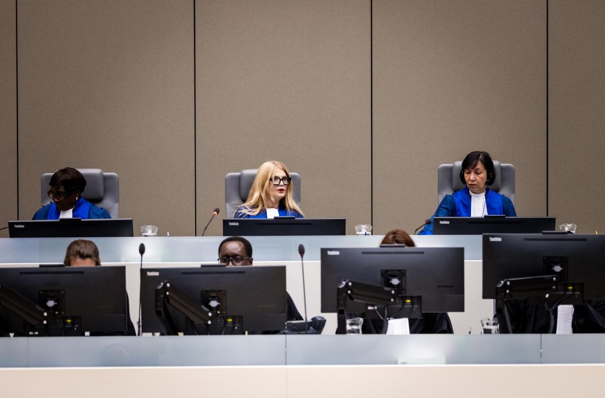 Les juges de la Chambre préliminaire I de la CPI lors de l’ouverture de l’audience du 19 mai 2026 au siège de la Cour à La Haye (Pays-Bas) ©ICC-CPI